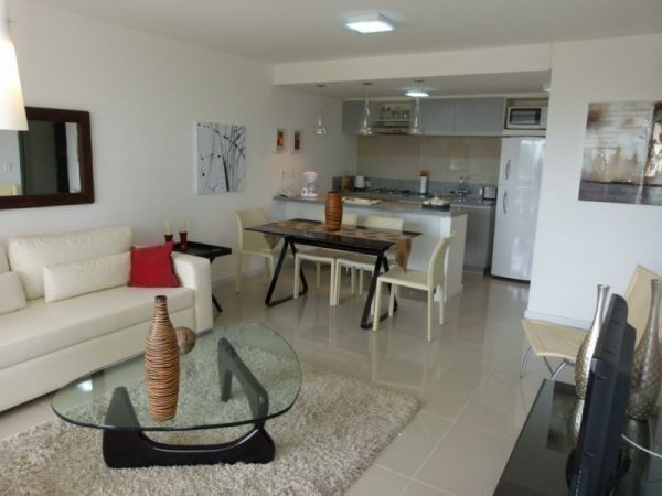 Moderno departamento en alquiler sobre Avenida Roosevelt.
